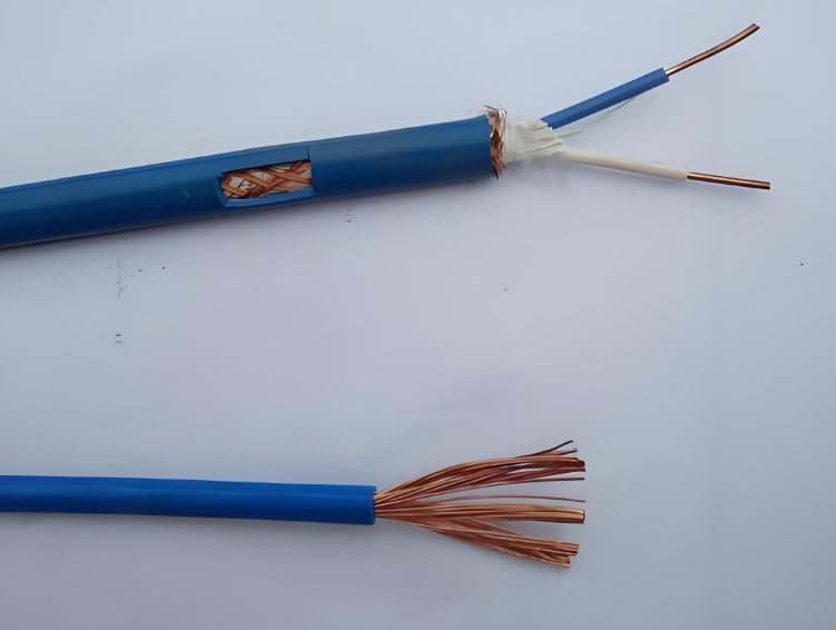 導(dǎo)體是電纜中的關(guān)鍵部件，它承載和傳輸電流.jpg